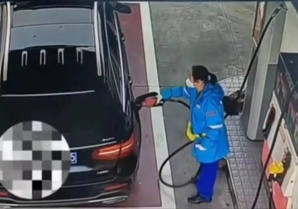 车主加油后把钱扔地上,员工含泪捡起,当事人发声 车主加油后把钱扔地上,员工含泪捡起,当事人发声