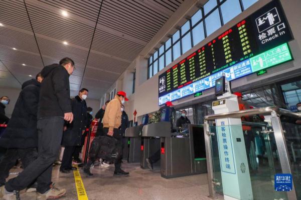 甘肃今年首趟免费返岗务工高铁专列发车