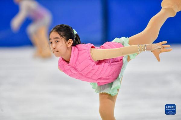 全民健身——冰上少年舞翩跹