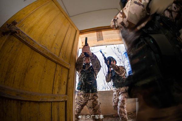 场面超燃！直击武警官兵反恐演练现场