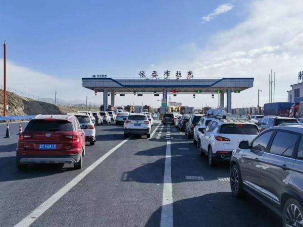 新疆持续扩大投资完善公路路网建设