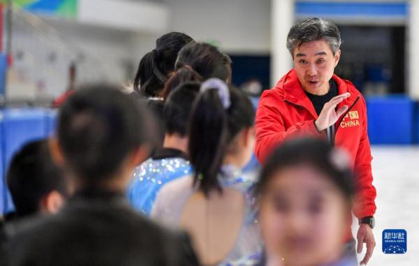 全民健身——冰上少年舞翩跹