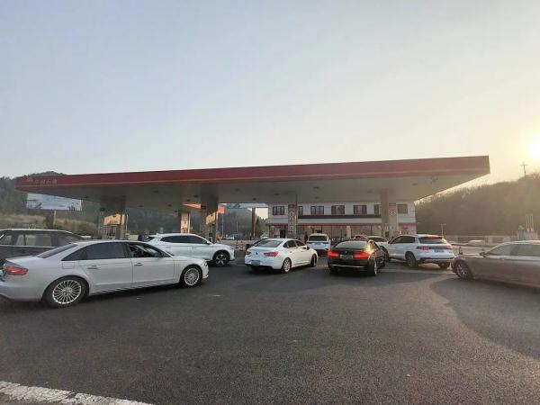 车主加油后把钱扔地上,员工含泪捡起,当事人发声 车主加油后把钱扔地上,员工含泪捡起,当事人发声