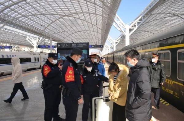 17岁少女坐火车来青岛打工，一路上列车员全程陪同，原因竟是……
