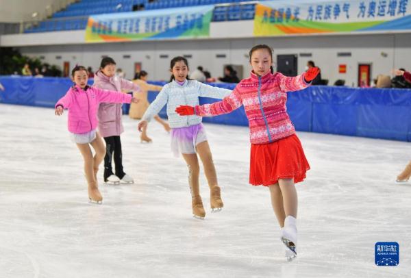 全民健身——冰上少年舞翩跹