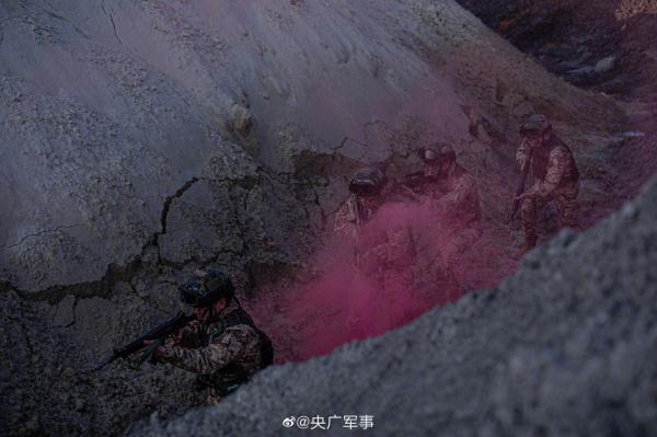 场面超燃！直击武警官兵反恐演练现场