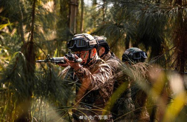 场面超燃！直击武警官兵反恐演练现场