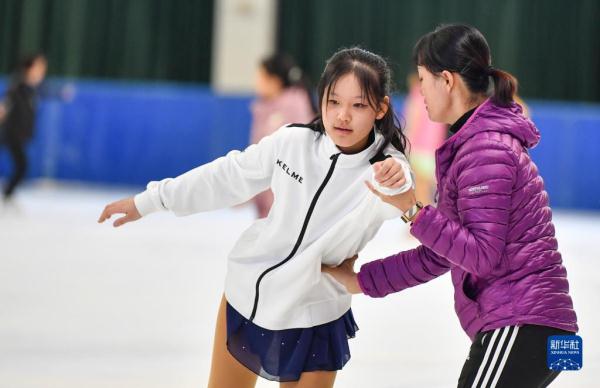 全民健身——冰上少年舞翩跹