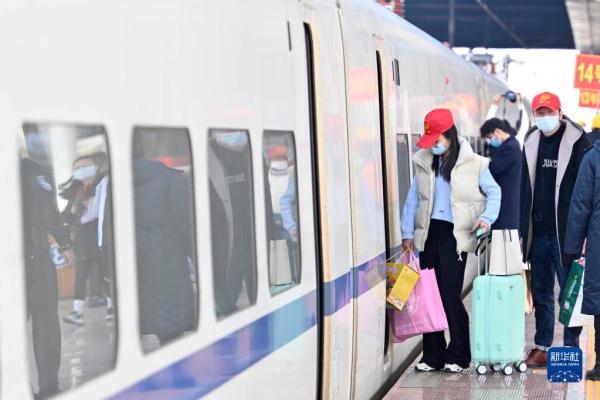 广西柳州开行首趟“点对点”送工服务专列