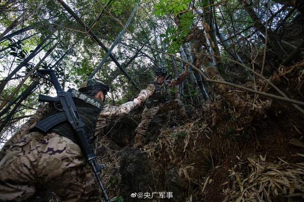 场面超燃！直击武警官兵反恐演练现场