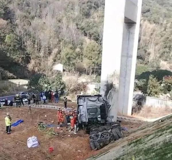 惊险!一对夫妻驾车时坠下近20米深山涧 惊险!一对夫妻驾车时坠下近20米深山涧