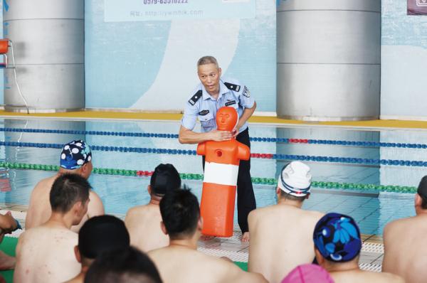 他的车里为啥常备着救生绳索？