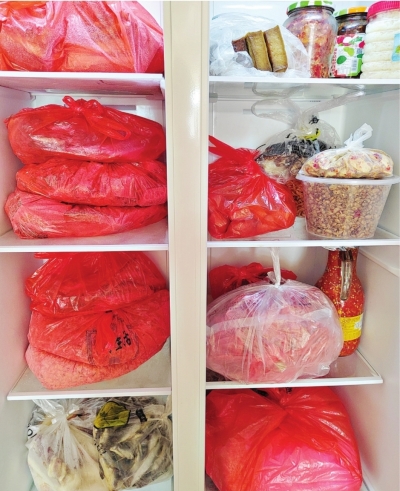 冰箱里装满“家乡味道”“亲人牵挂”