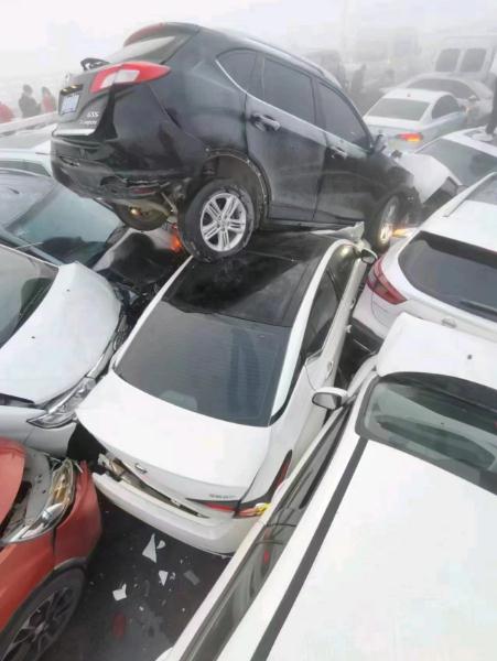 惊险!一对夫妻驾车时坠下近20米深山涧 惊险!一对夫妻驾车时坠下近20米深山涧