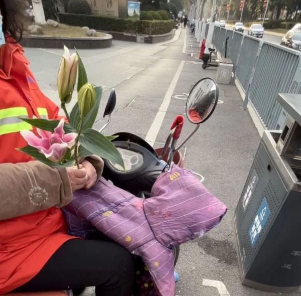 武汉一女子街头送花,只给陌生人 武汉一女子街头送花,只给陌生人