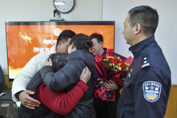 这位民警，春节又帮助5个失散家庭团圆