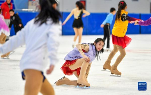 全民健身——冰上少年舞翩跹