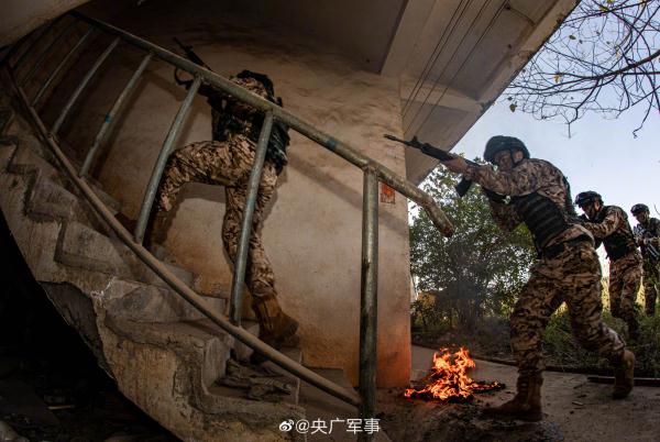场面超燃！直击武警官兵反恐演练现场