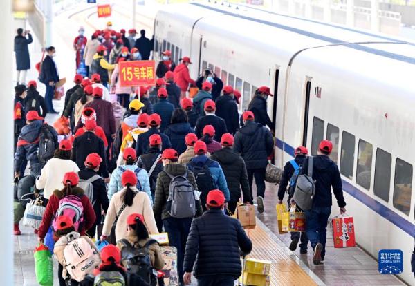 广西柳州开行首趟“点对点”送工服务专列