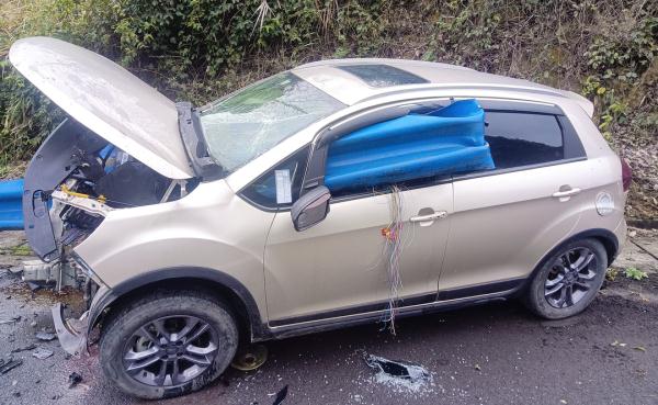 【警示】护栏贯穿驾驶室!场面太吓人了…… 【警示】护栏贯穿驾驶室!场面太吓人了……