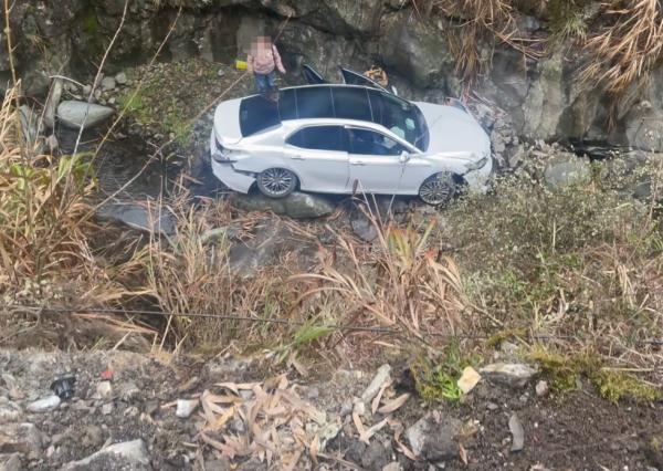 惊险!一对夫妻驾车时坠下近20米深山涧 惊险!一对夫妻驾车时坠下近20米深山涧