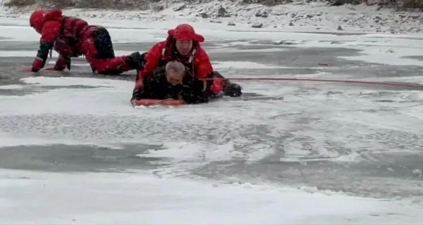 铁岭一老人横穿冰面掉入冰窟，消防紧急救援