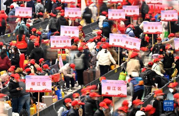 广西柳州开行首趟“点对点”送工服务专列