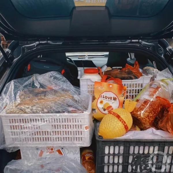 豌豆尖、秘制咸菜、香肠腊肉……重庆人后备厢里装的都是“爱”