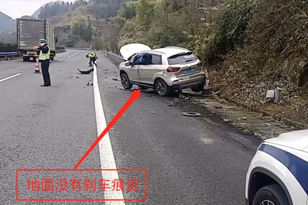 【警示】护栏贯穿驾驶室!场面太吓人了…… 【警示】护栏贯穿驾驶室!场面太吓人了……