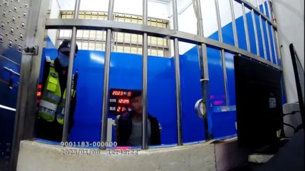 脚被车压后，要求800元“私了”？这事有蹊跷！