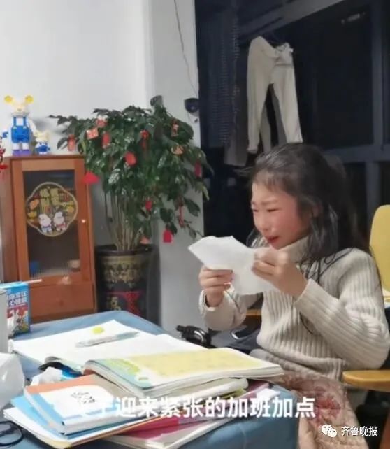 赶作业疯狂刷屏！假期剩5天作业剩7本，边写边哭...