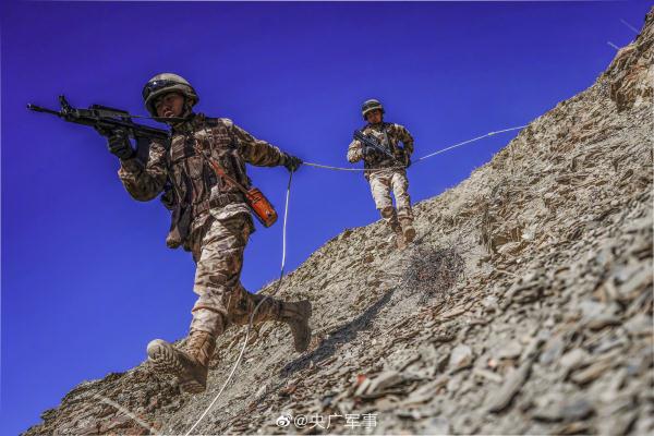 海拔4000米!直击高原官兵单兵战术综合演练 海拔4000米!直击高原官兵单兵战术综合演练