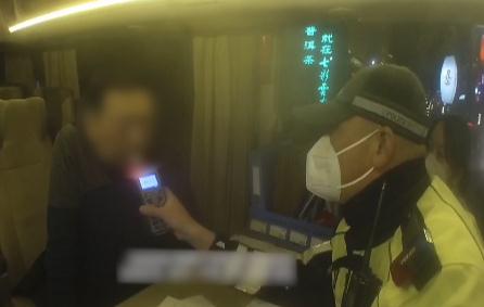 男子“花式吹气”将近40次后，终于“学会”了，醉驾！
