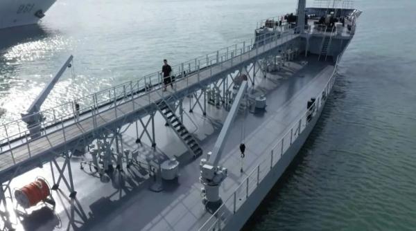 放眼望去→舰舰舰……船船船……