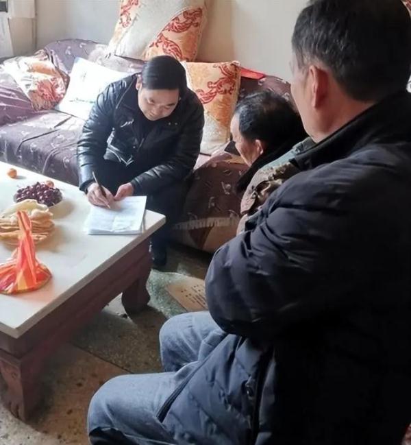 他回老家过年，却把家变成了诊室