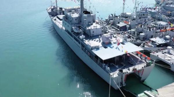 放眼望去→舰舰舰……船船船……