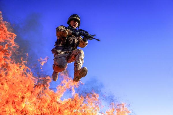 海拔4000米!直击高原官兵单兵战术综合演练 海拔4000米!直击高原官兵单兵战术综合演练