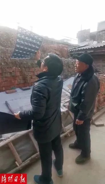 他回老家过年，却把家变成了诊室