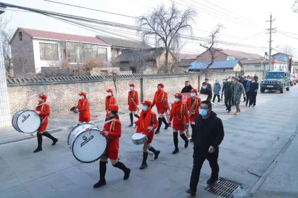 不愧是山东舰，给官兵们送喜报都这么隆重