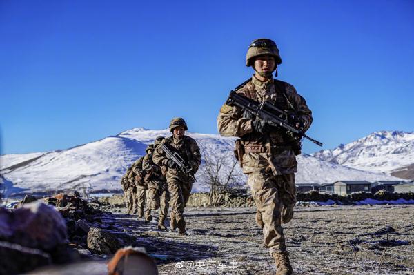 海拔4000米!直击高原官兵单兵战术综合演练 海拔4000米!直击高原官兵单兵战术综合演练