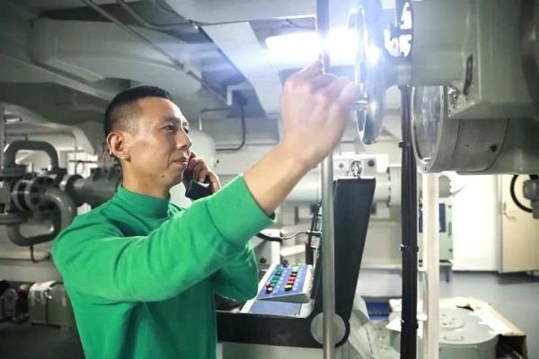 不愧是山东舰，给官兵们送喜报都这么隆重