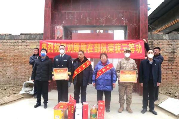 不愧是山东舰，给官兵们送喜报都这么隆重