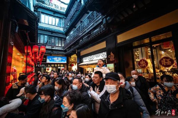 上海阿姨爷叔近期在买啥?这里一天能卖出6万只,有人一买就是20盒…… 上海阿姨爷叔近期在买啥?这里一天能卖出6万只,有人一买就是20盒……