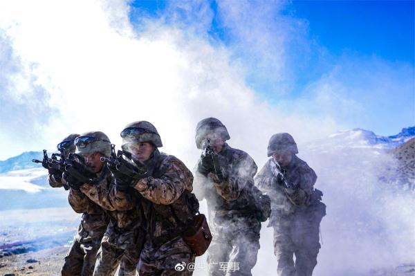 海拔4000米!直击高原官兵单兵战术综合演练 海拔4000米!直击高原官兵单兵战术综合演练