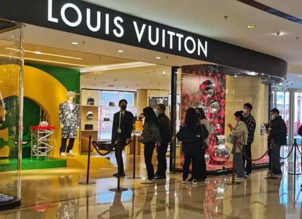 涨价？售罄！这一奢侈品店大排长龙