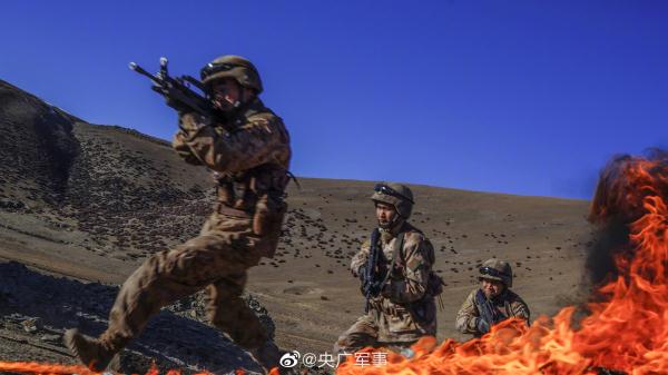 海拔4000米!直击高原官兵单兵战术综合演练 海拔4000米!直击高原官兵单兵战术综合演练