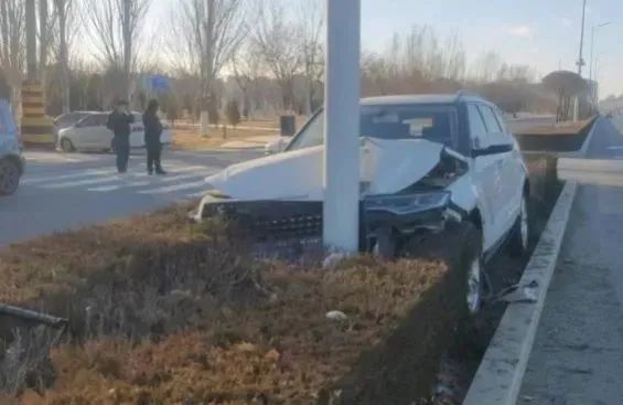 警惕分心驾驶 &nbsp;别让这些坏习惯害了你！