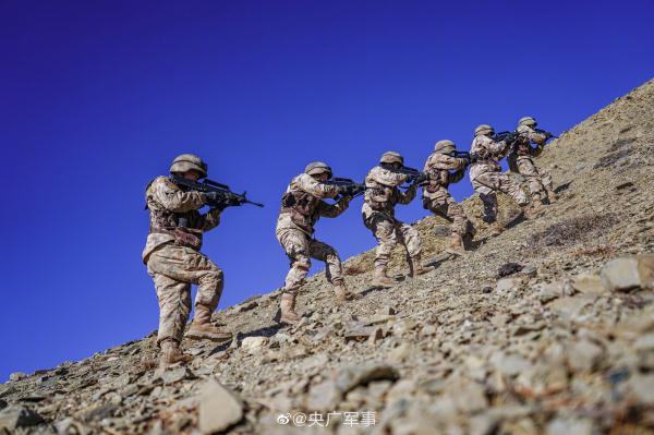 海拔4000米!直击高原官兵单兵战术综合演练 海拔4000米!直击高原官兵单兵战术综合演练