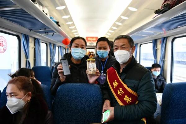 “慢火车”上的“带货”现场，真热闹！