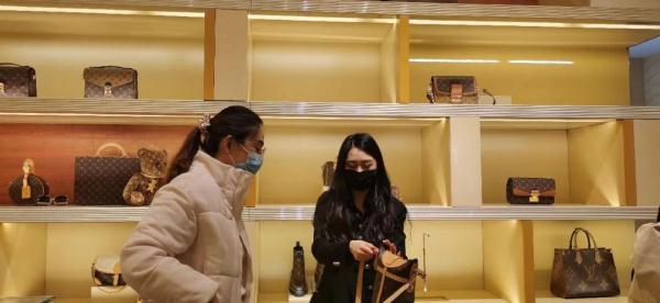 涨价？售罄！这一奢侈品店大排长龙